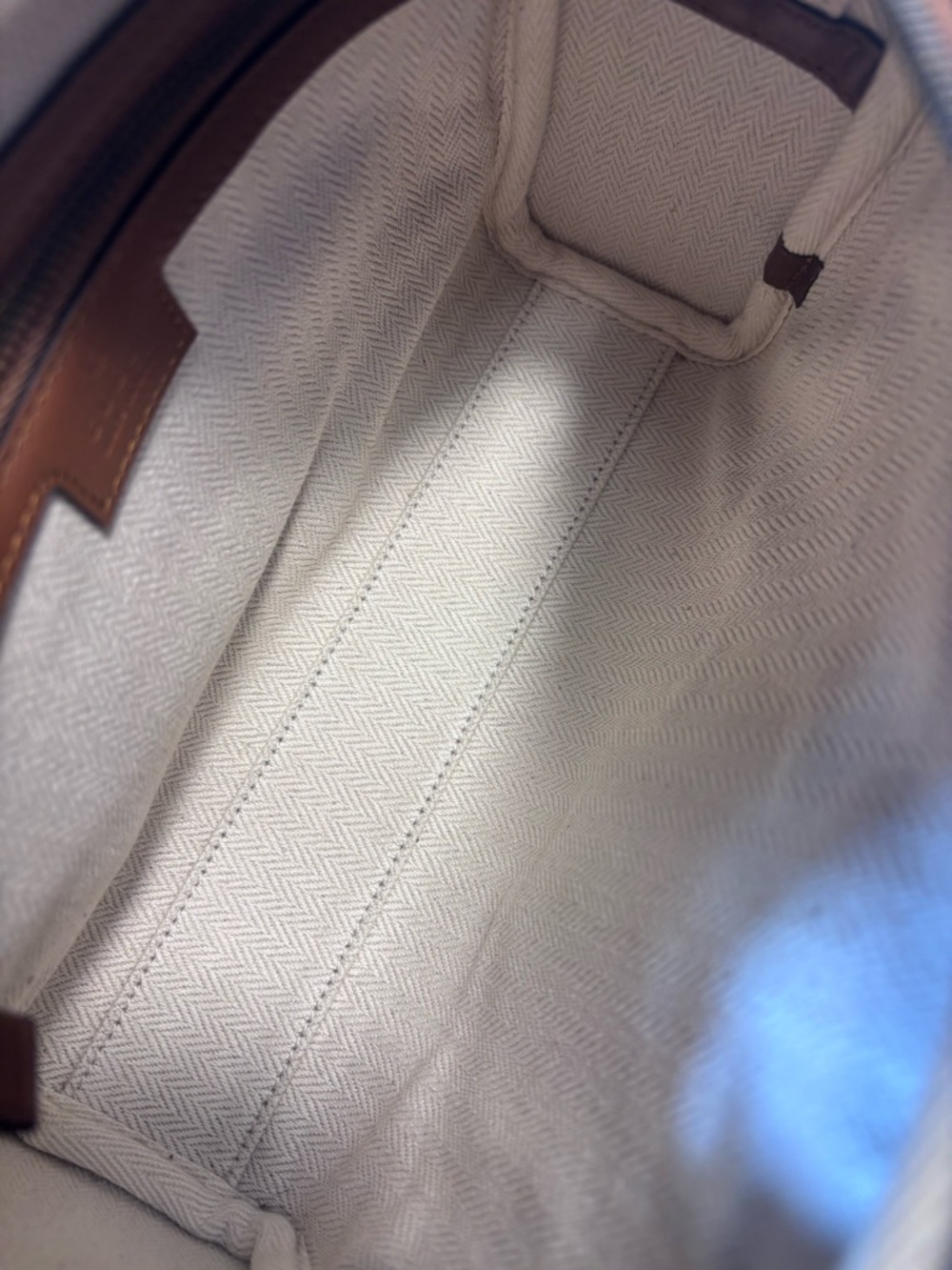 Beautiful Gucci Small Emblem Crossbody - Picture 6 of 16